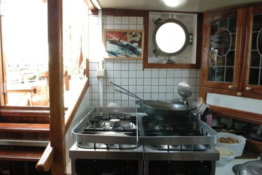 The fully equipped kitchen